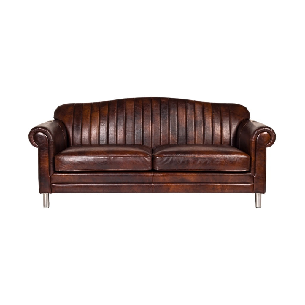 **Tytuł techniczny w języku polskim: Elegancka sofa skórzana w stylu vintage, brązowa, z zaokrąglonymi podłokietnikami**
